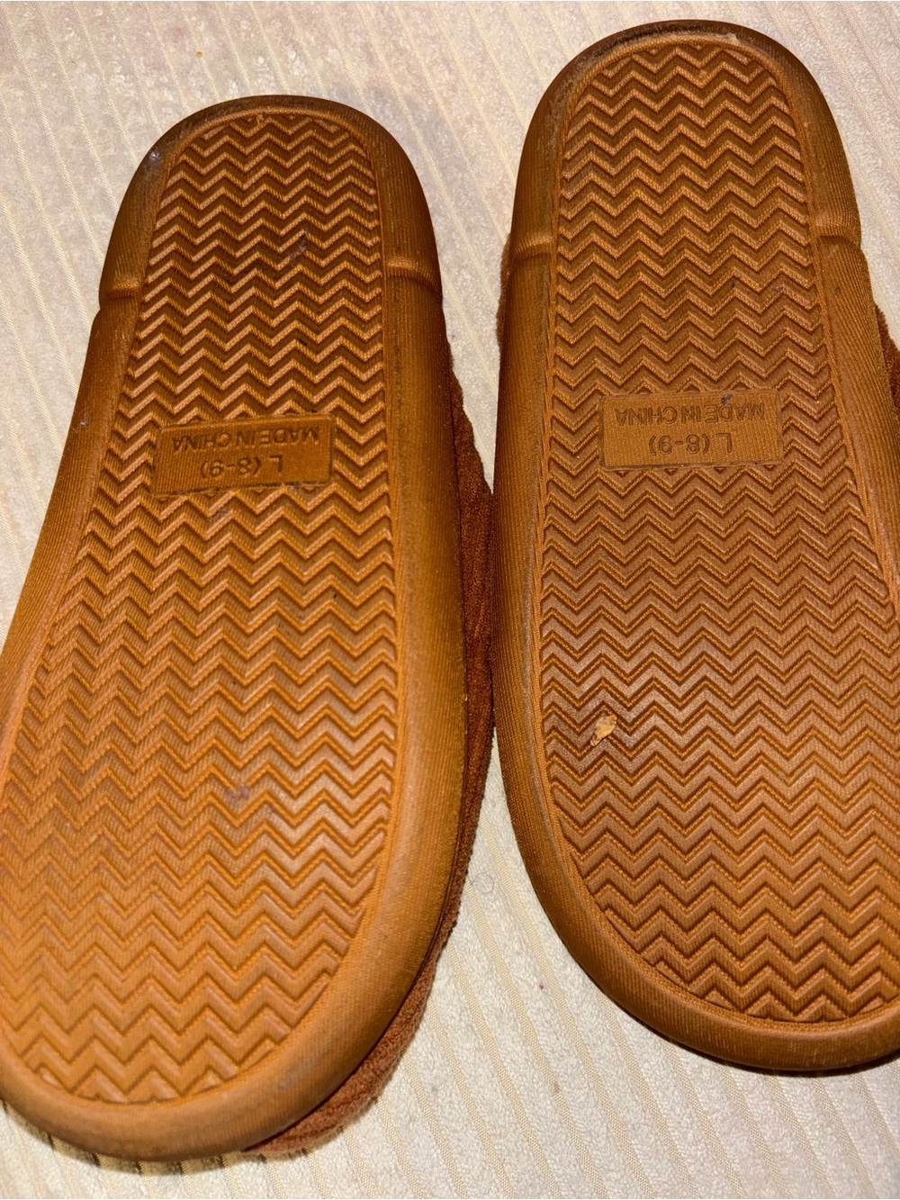 True Religion Chestnut Ribbed Slide Slippers with Gold Charm Chain - Picture 2 of 2
